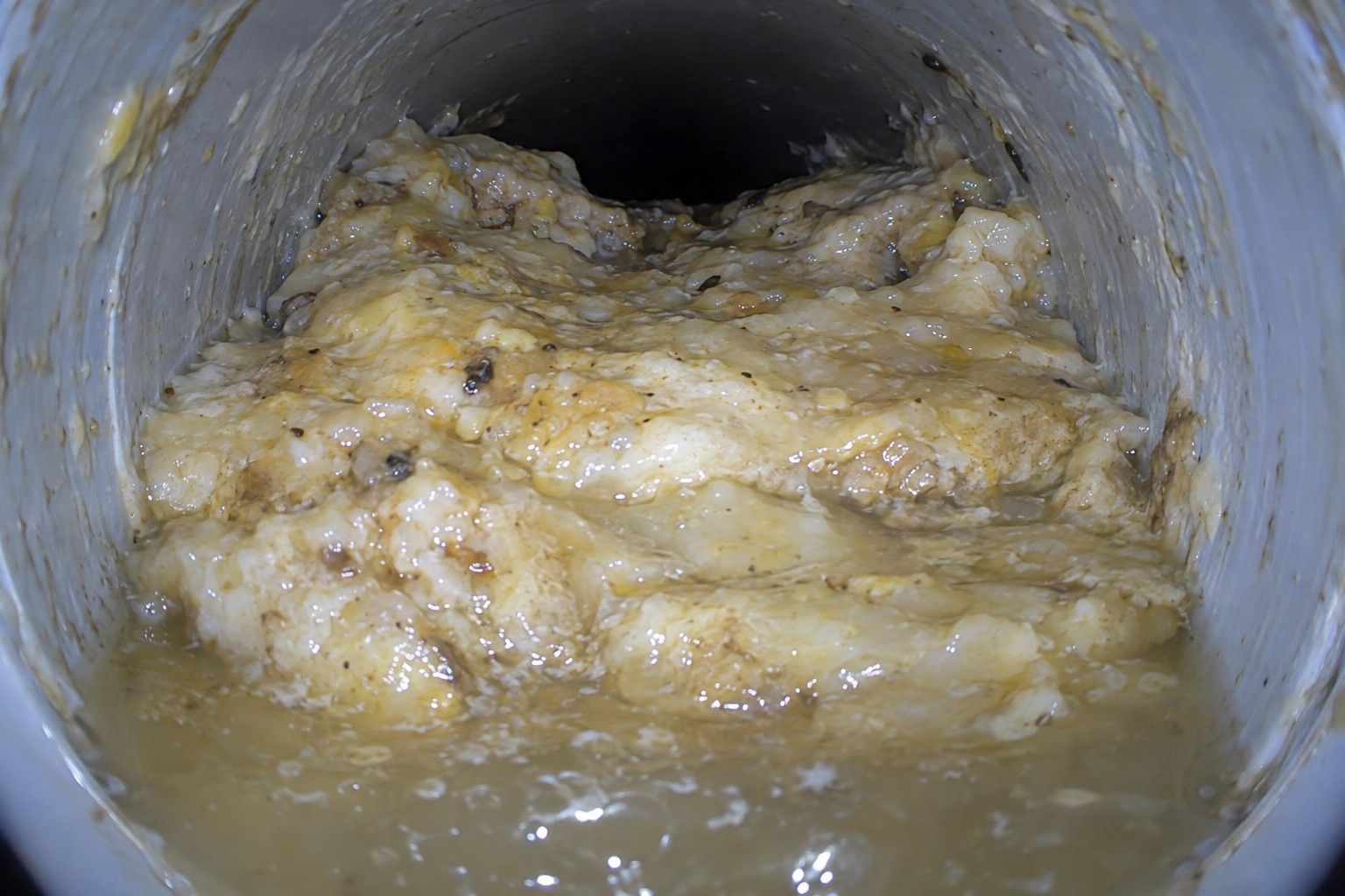 Bouchon de graisse figée dans une évacuation de cuisine, vu par la caméra