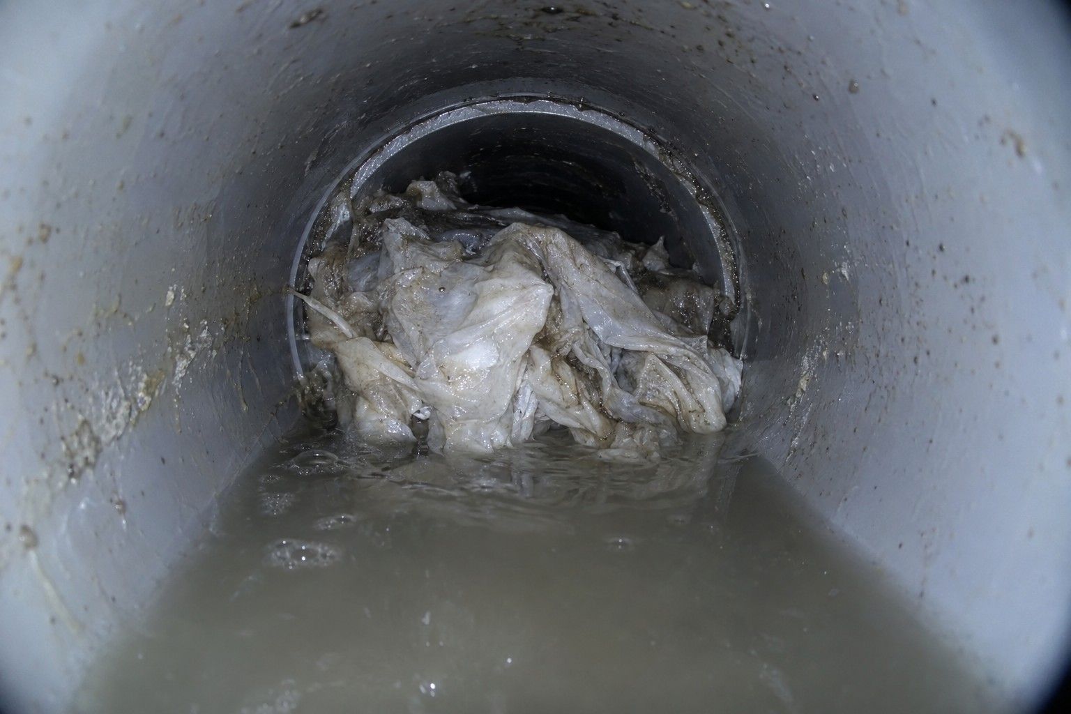 Bouchon de lingettes coincé sur un joint dans une évacuation de WC, vu par la caméra